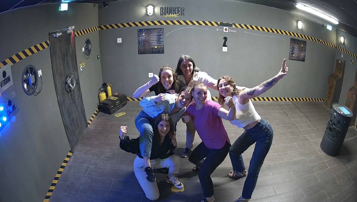 Groupe de filles en escape game à Montpellier — Bunker Game